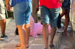 Mulher cai em buraco na Rua dos Açaizeiros, no Grande Vitória, e moradores denunciam acidentes recorrentes