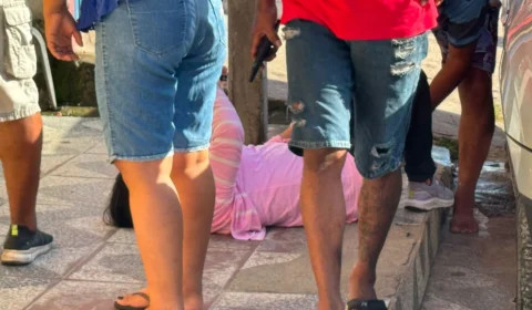 Mulher cai em buraco na Rua dos Açaizeiros, no Grande Vitória, e moradores denunciam acidentes recorrentes