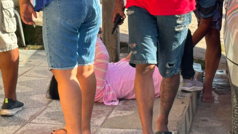 Mulher cai em buraco na Rua dos Açaizeiros, no Grande Vitória, e moradores denunciam acidentes recorrentes