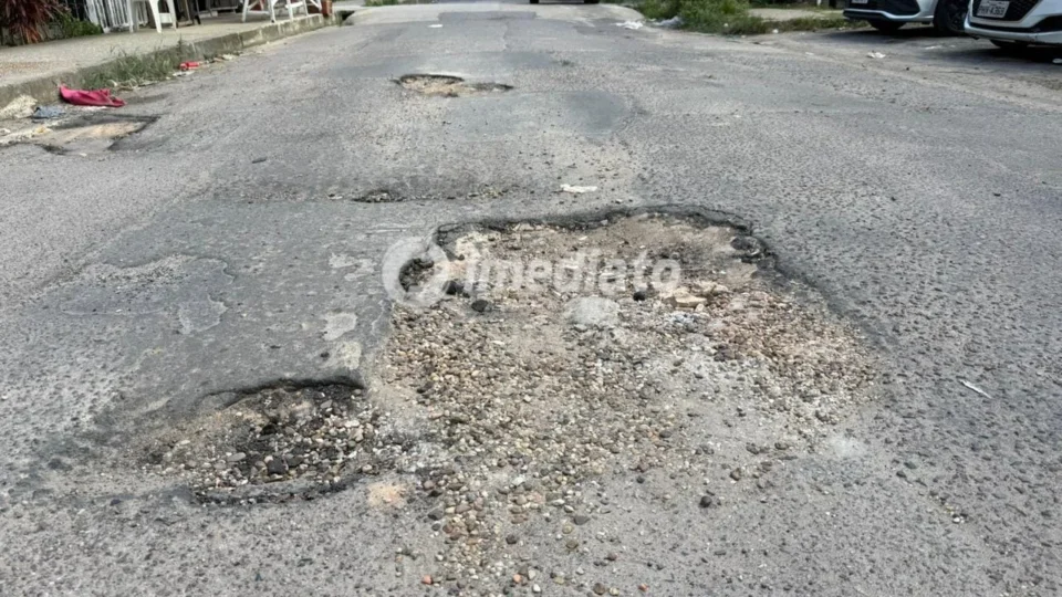 Moradores do Prosamim do Centro de Manaus reclamam de ruas esburacadas