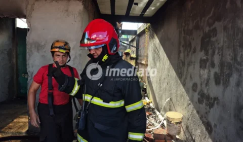 Incêndio atinge casa no bairro Cidade de Deus e deixa morador ferido