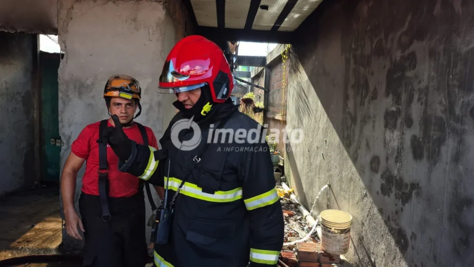 Incêndio atinge casa no bairro Cidade de Deus e deixa morador ferido