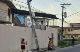 Mulher morre após se assustar com queda de poste e ser atropelada por motoclicleta no Jorge Teixeira