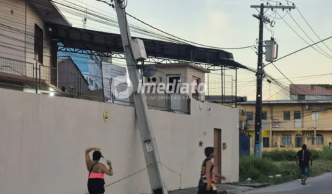 Mulher morre após se assustar com queda de poste e ser atropelada por motoclicleta no Jorge Teixeira