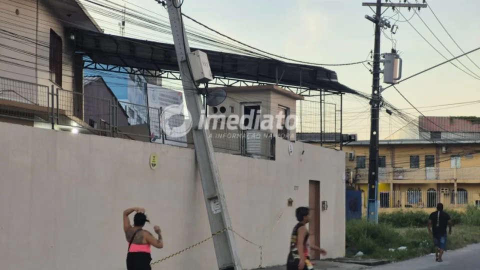 Mulher morre após se assustar com queda de poste e ser atropelada por motoclicleta no Jorge Teixeira