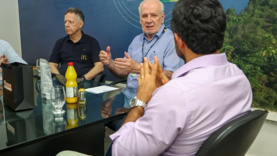 Governo e setor industrial discutem estratégias para fortalecer bioeconomia no Amazonas