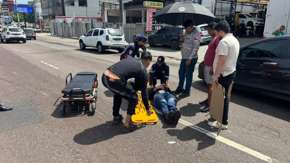Pedestre é atropelado na faixa e fica ferido na avenida Djalma Batista, em Manaus