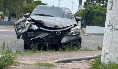 Motorista perde controle e carro colide contra poste na avenida Brasil