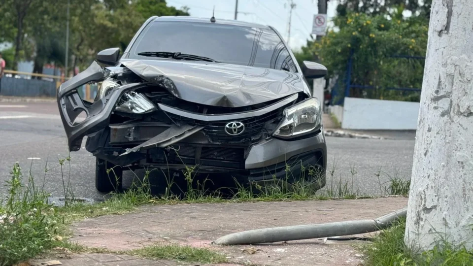 Motorista perde controle e carro colide contra poste na avenida Brasil