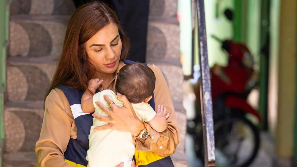 Deputada acompanha caso de bebê que nasceu em borracharia e está sem registro civil em Manaus