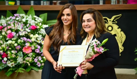Débora Menezes homenageia professora Maria do Carmo com Diploma Mulher Cidadã Amazonense