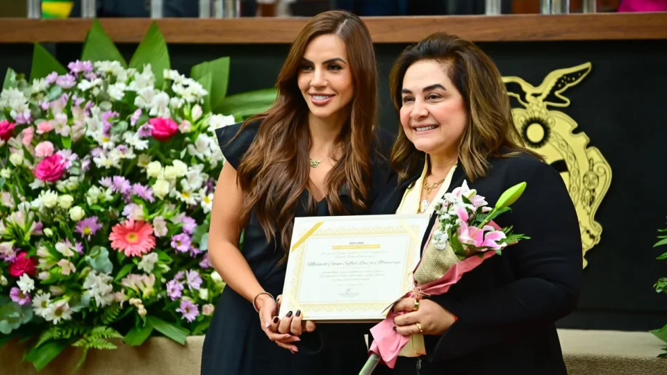 Débora Menezes homenageia professora Maria do Carmo com Diploma Mulher Cidadã Amazonense