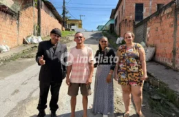 Buracos em rua do bairro Gilberto Mestrinho geram acidentes e reclamações de moradores na zona leste de Manaus