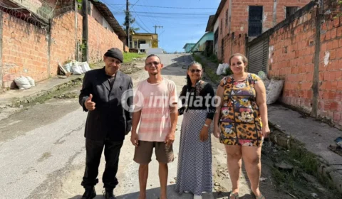 Buracos em rua do bairro Gilberto Mestrinho geram acidentes e reclamações de moradores na zona leste de Manaus
