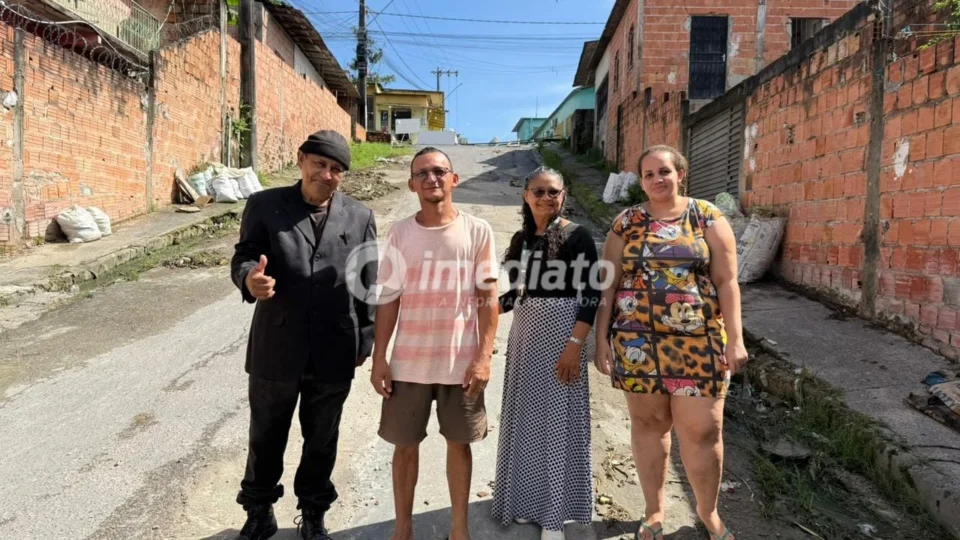 Buracos em rua do bairro Gilberto Mestrinho geram acidentes e reclamações de moradores na zona leste de Manaus