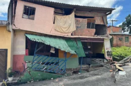 Casa desaba após bueiro ceder e família pede doações no bairro Campo Sales, em Manaus