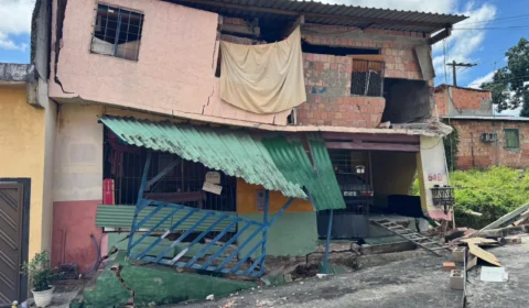 Casa desaba após bueiro ceder e família pede doações no bairro Campo Sales, em Manaus