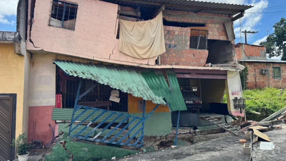 Casa desaba após bueiro ceder e família pede doações no bairro Campo Sales, em Manaus