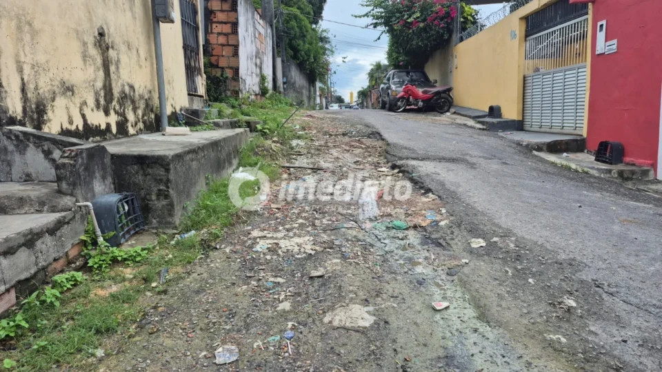 Moradores denunciam precariedade em rua da comunidade Terra Nova, na zona norte de Manaus