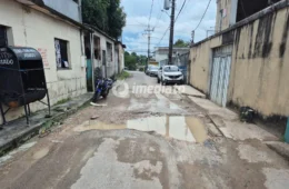 Moradores denunciam buraco que há dois anos prejudica trânsito na Rua Gaspar, no bairro Riacho Doce 1