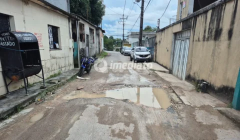 Moradores denunciam buraco que há dois anos prejudica trânsito na Rua Gaspar, no bairro Riacho Doce 1