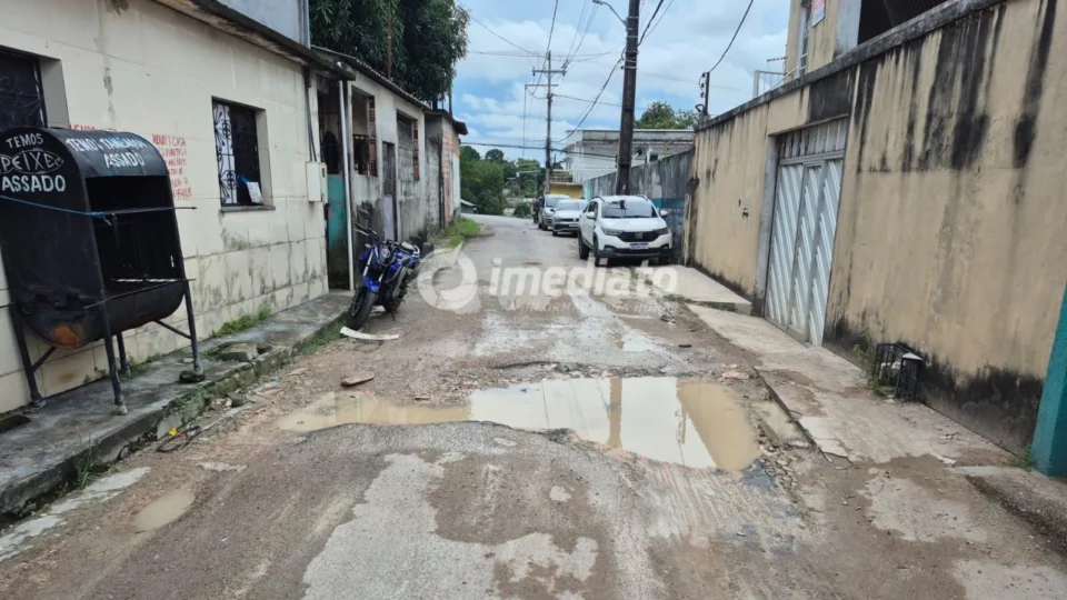 Moradores denunciam buraco que há dois anos prejudica trânsito na Rua Gaspar, no bairro Riacho Doce 1