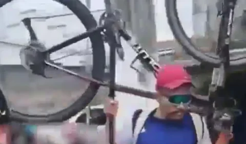 Em Belém ciclista carrega bicicleta para atravessar ciclofaixa ocupada por motos