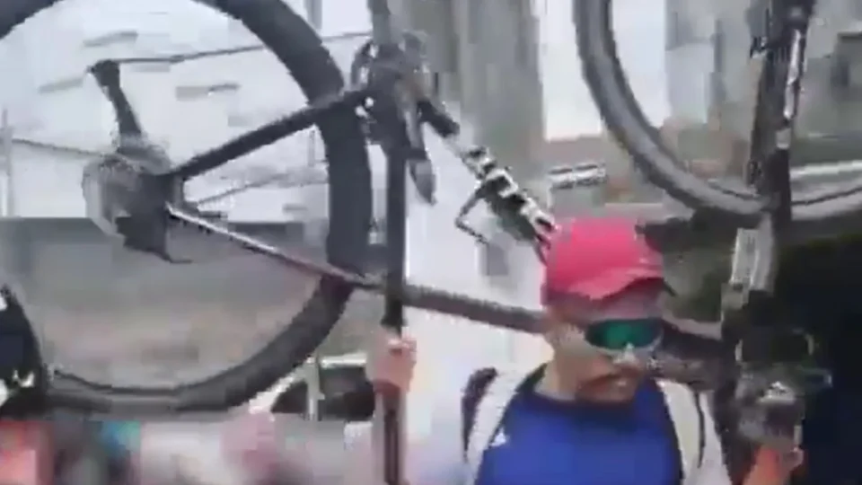 Em Belém ciclista carrega bicicleta para atravessar ciclofaixa ocupada por motos