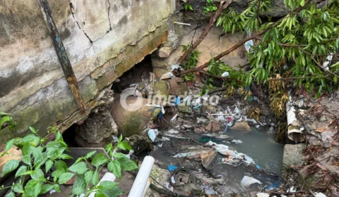 Moradores relatam alagamentos e risco de desabamento após erosão abrir cratera no bairro Coroado, em Manaus