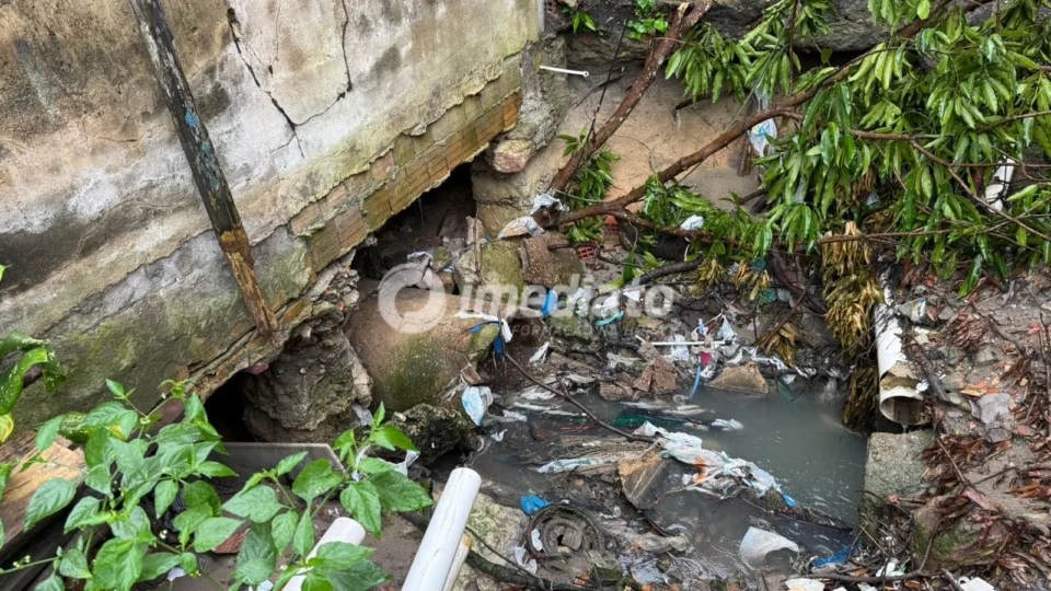 Moradores relatam alagamentos e risco de desabamento após erosão abrir cratera no bairro Coroado, em Manaus