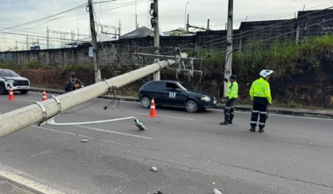 Motorista embriagado bate em poste e deixa trânsito parado na Avenida das Torres
