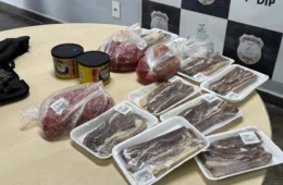 Mulher é presa suspeita de furtar carnes e produtos em mercadinho de Manaus