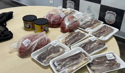 Mulher é presa suspeita de furtar carnes e produtos em mercadinho de Manaus