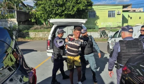 Homem que esfaqueou jovem dentro de ônibus é capturado por moradores e preso em Manaus