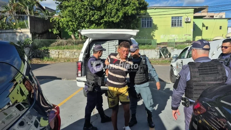 Homem que esfaqueou jovem dentro de ônibus é capturado por moradores e preso em Manaus
