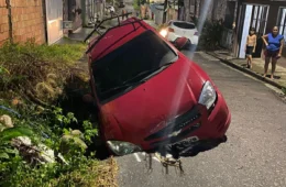 Cratera na via causa acidente e moradores cobram solução urgente na Colônia Terra Nova