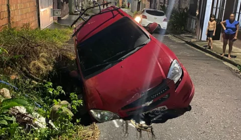 Cratera na via causa acidente e moradores cobram solução urgente na Colônia Terra Nova
