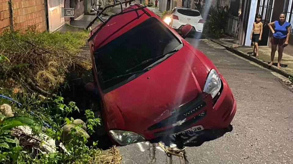 Cratera na via causa acidente e moradores cobram solução urgente na Colônia Terra Nova