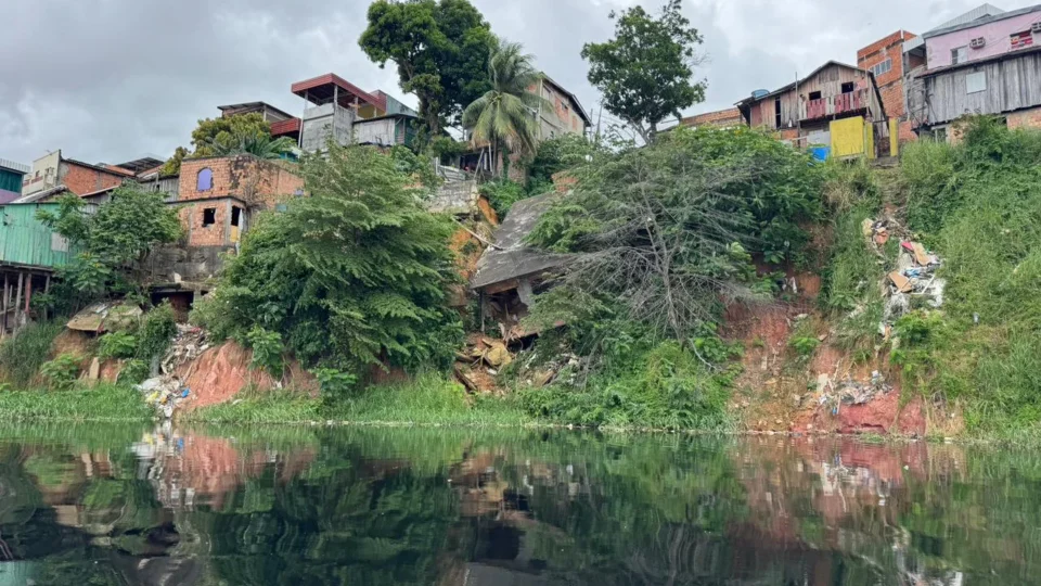 Moradores vivem sob risco de novos deslizamentos e cobram ação urgente das autoridades