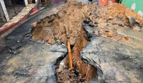 Cratera gigante ameaça casas e deixa moradores em alerta no bairro São Lázaro