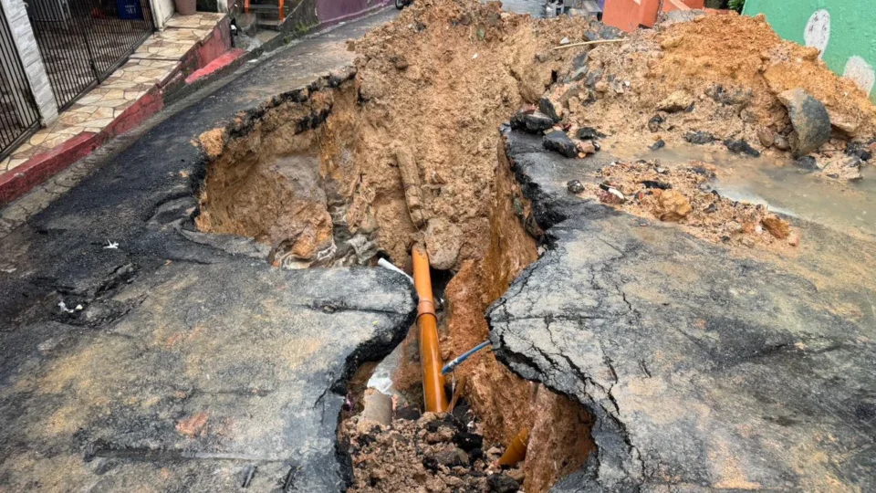 Cratera gigante ameaça casas e deixa moradores em alerta no bairro São Lázaro