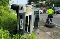 Carro capota na Avenida Rodrigo Otávio e trânsito fica lento na área