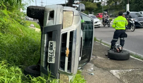 Carro capota na Avenida Rodrigo Otávio e trânsito fica lento na área