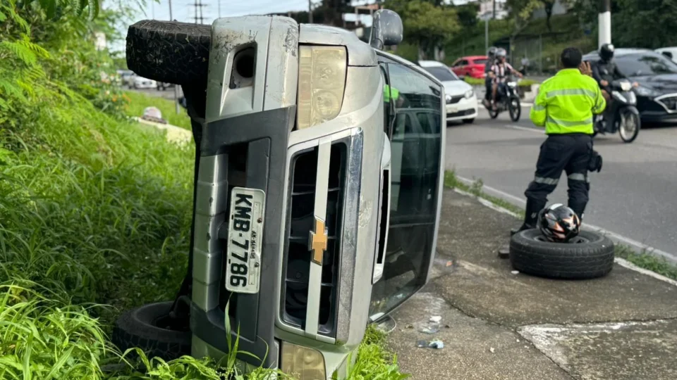 Carro capota na Avenida Rodrigo Otávio e trânsito fica lento na área