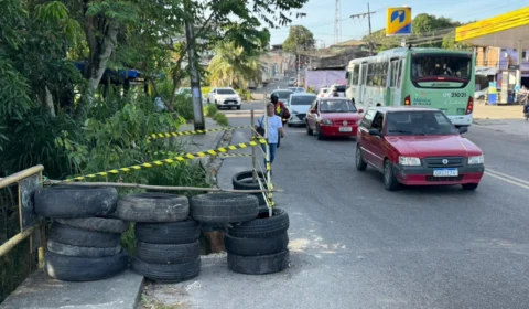 Buraco em avenida obriga moradores a dividir espaço com carros na zona Norte de Manaus