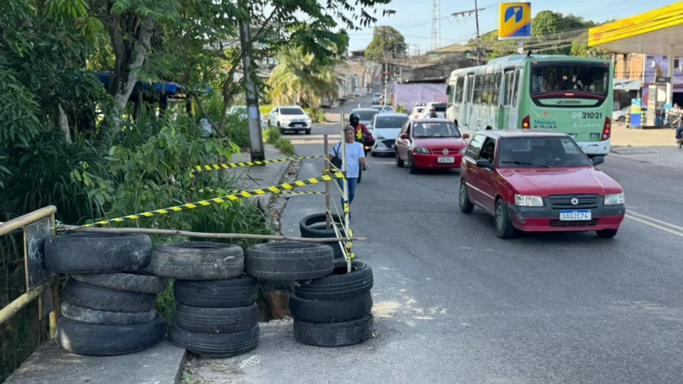 Buraco em avenida obriga moradores a dividir espaço com carros na zona Norte de Manaus