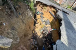 ‘Tá engolindo tudo!’ Buraco no Tarumã vira armadilha e moradores imploram por socorro em Manaus