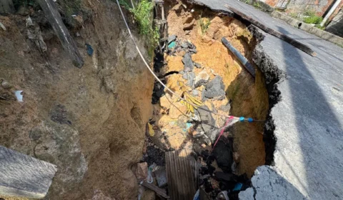 ‘Tá engolindo tudo!’ Buraco no Tarumã vira armadilha e moradores imploram por socorro em Manaus