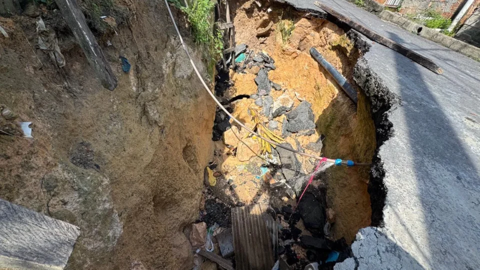 ‘Tá engolindo tudo!’ Buraco no Tarumã vira armadilha e moradores imploram por socorro em Manaus