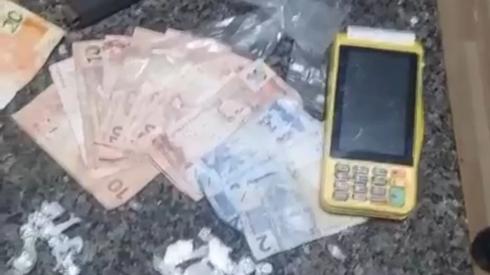 “Lane do CV” é presa com drogas durante operação da PM em Vila Nova Samuel – Candeias